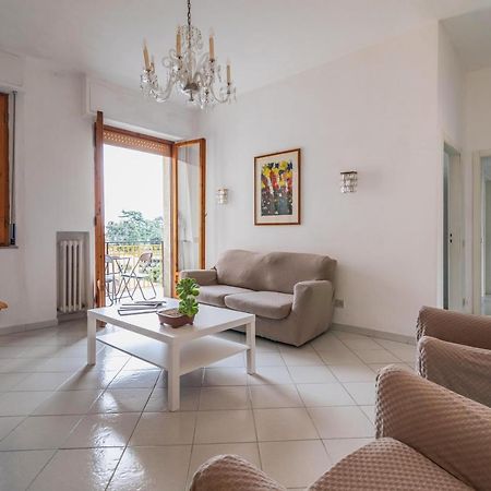Comfy Flat Steps Away From Siena Station! Exterior foto