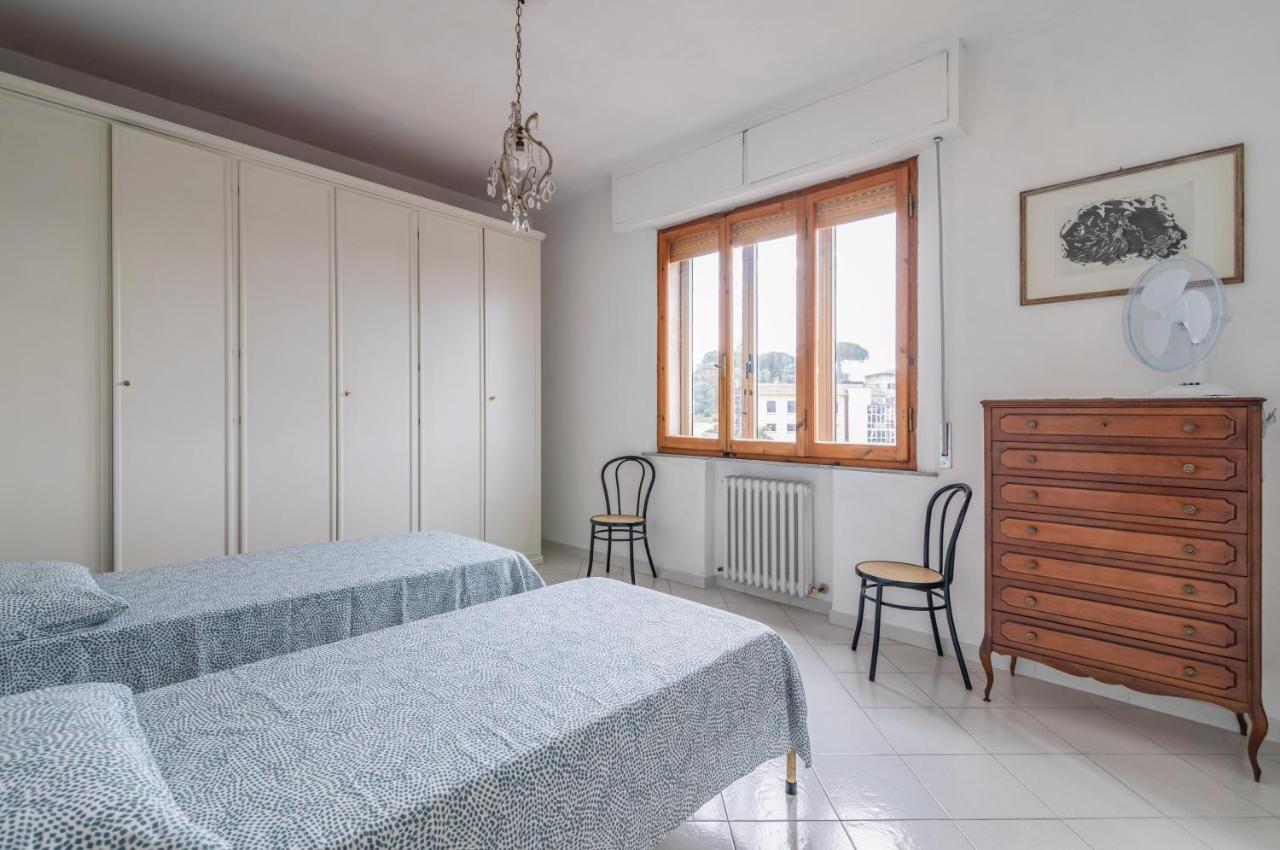 Comfy Flat Steps Away From Siena Station! Exterior foto