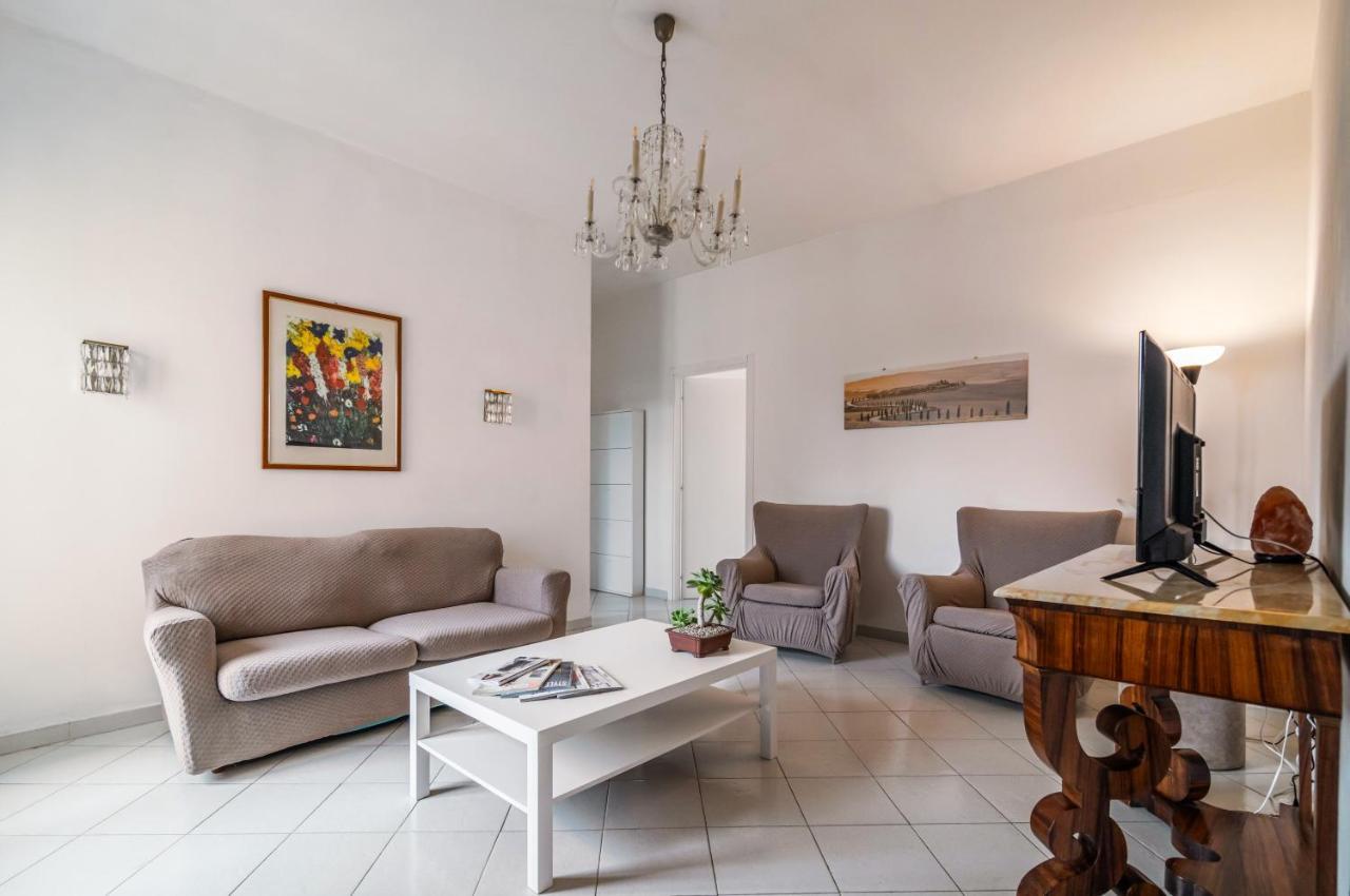 Comfy Flat Steps Away From Siena Station! Exterior foto