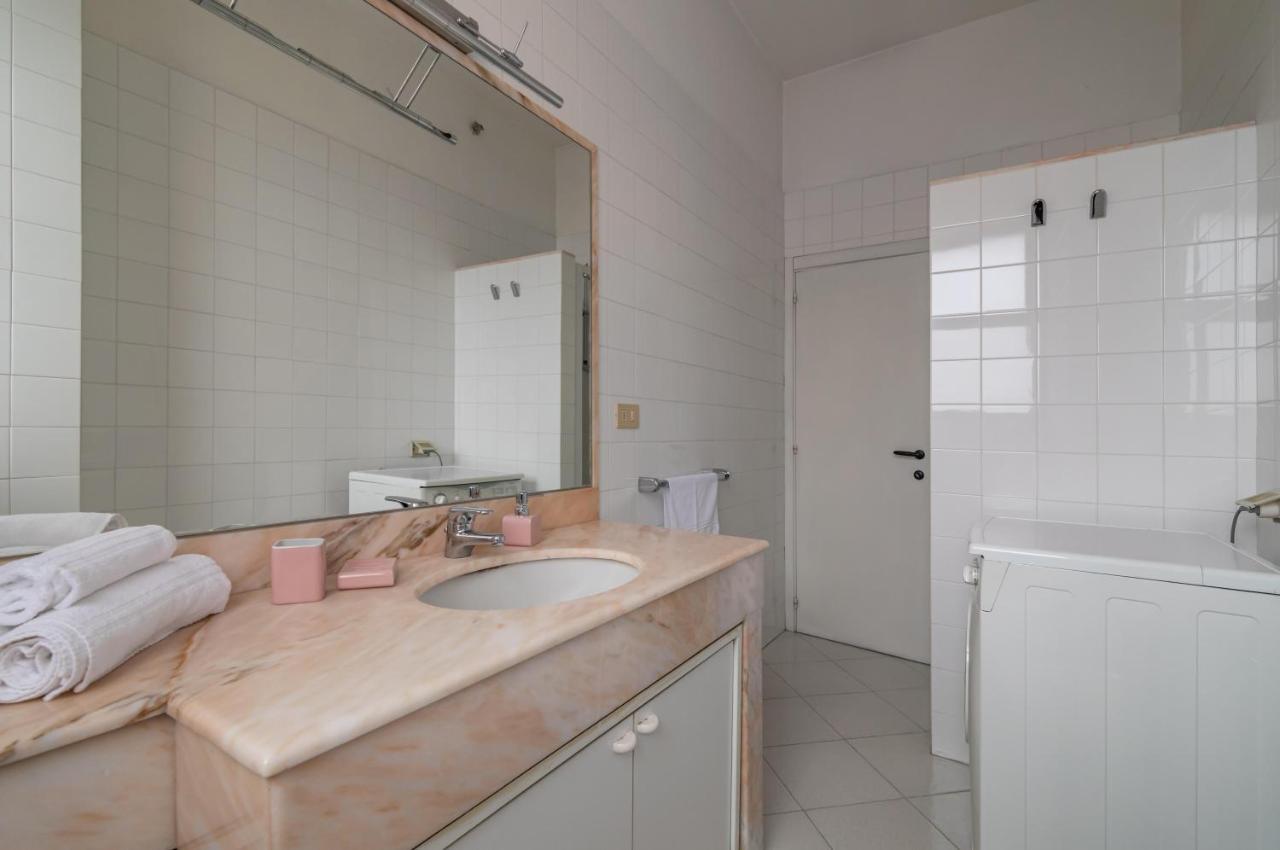 Comfy Flat Steps Away From Siena Station! Exterior foto