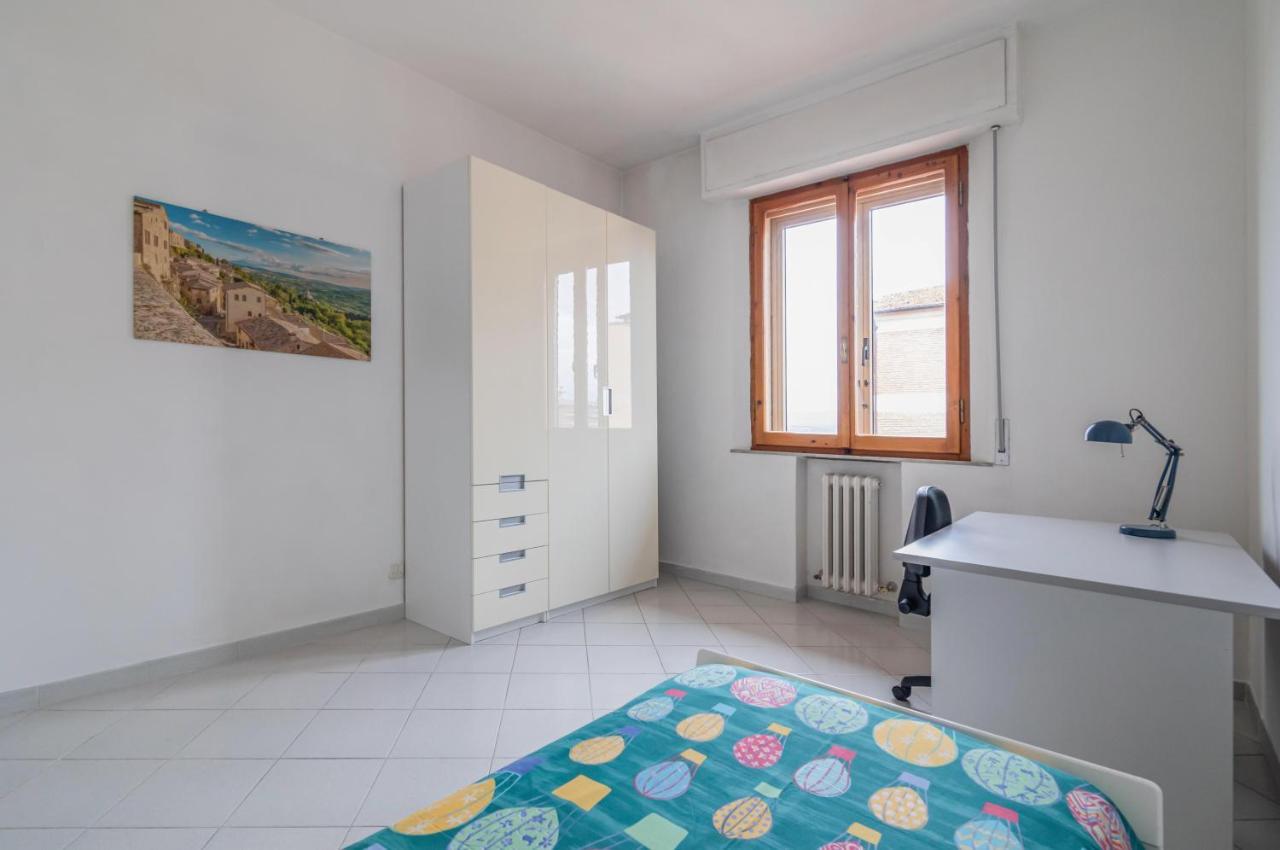 Comfy Flat Steps Away From Siena Station! Exterior foto