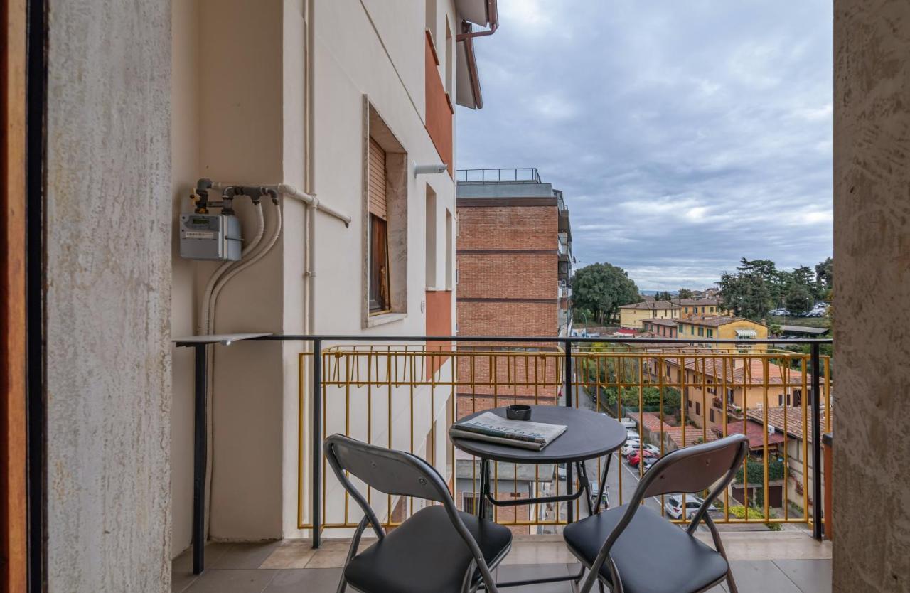 Comfy Flat Steps Away From Siena Station! Exterior foto