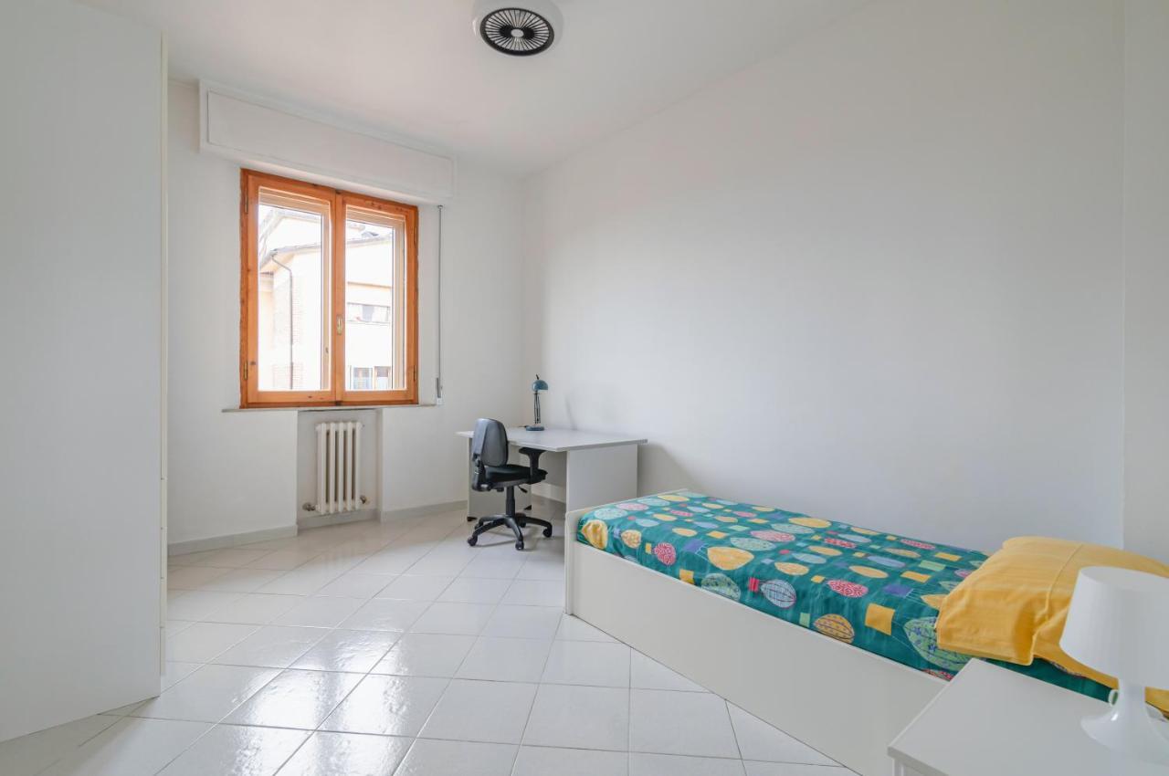 Comfy Flat Steps Away From Siena Station! Exterior foto