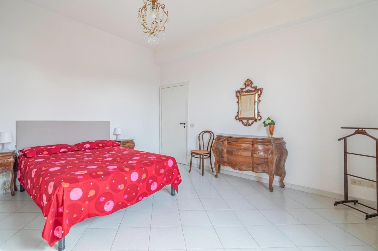 Comfy Flat Steps Away From Siena Station! Exterior foto