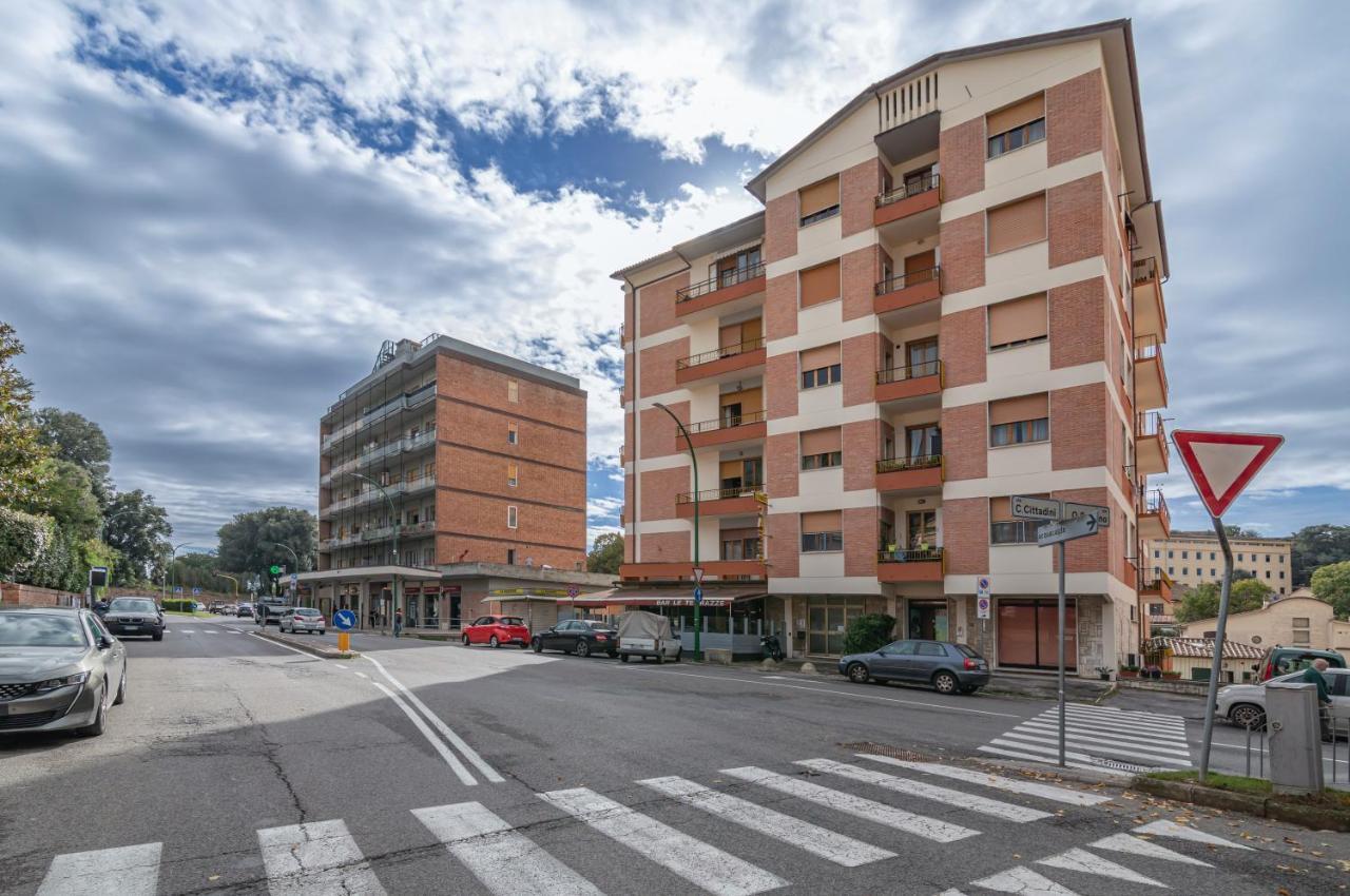 Comfy Flat Steps Away From Siena Station! Exterior foto
