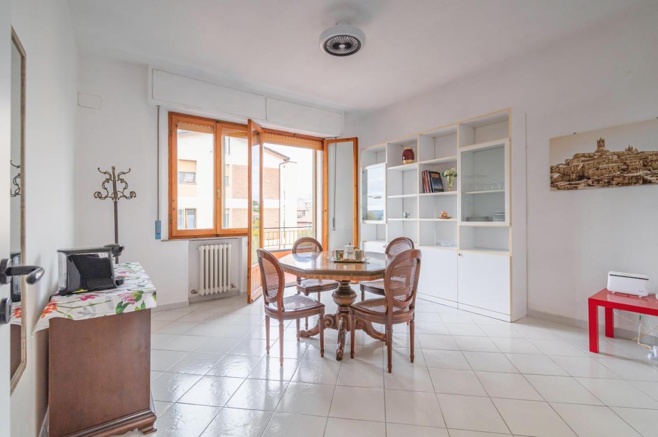 Comfy Flat Steps Away From Siena Station! Exterior foto