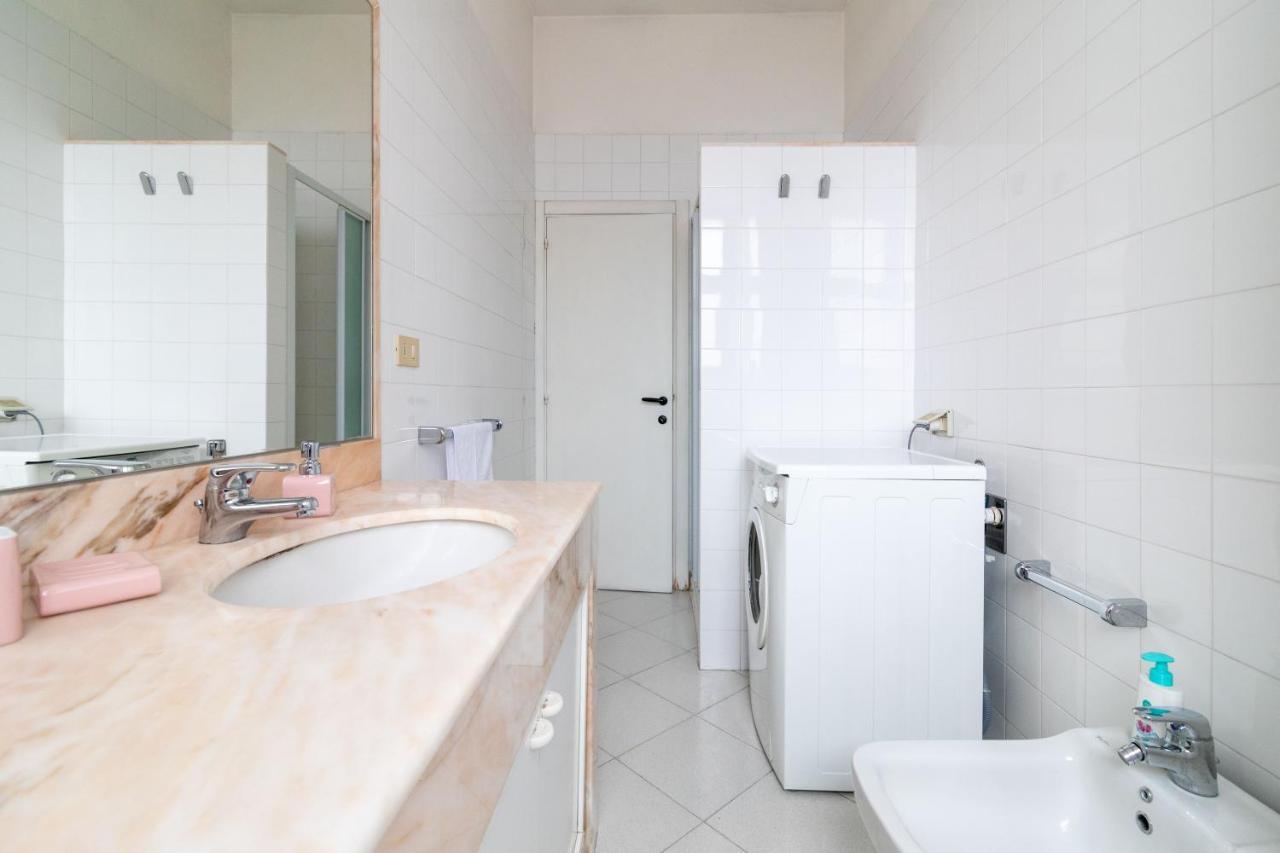 Comfy Flat Steps Away From Siena Station! Exterior foto